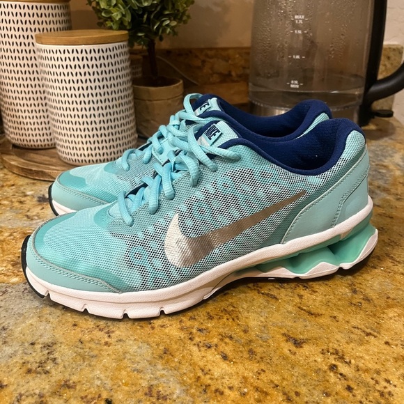 Nike Reax Run 10 size 5.5 - Picture 3 of 8